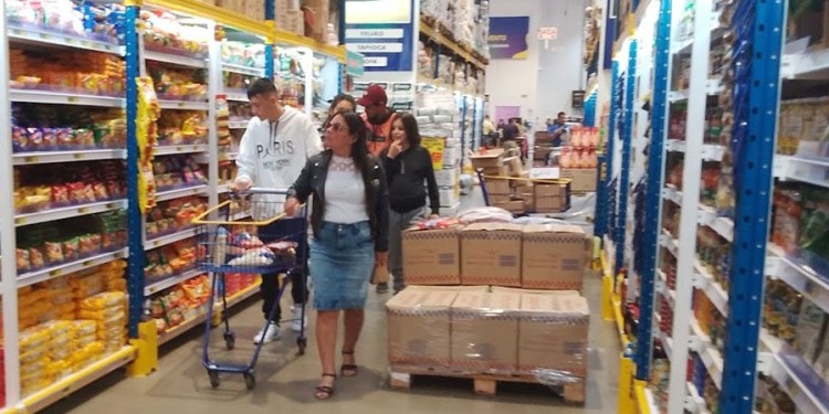 COMPRAS. Desde finales del año pasado, por la diferencia cambiaria, familias argentinas buscan hacer las compras en el vecino país, aprovechando los precios más bajos en determinados productos.