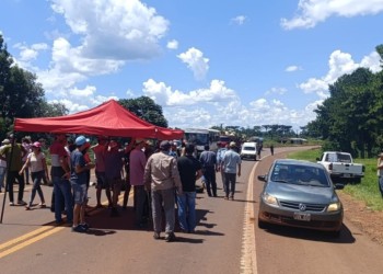 Camión con yerba casi atropella a un colono que quería impedir su paso
