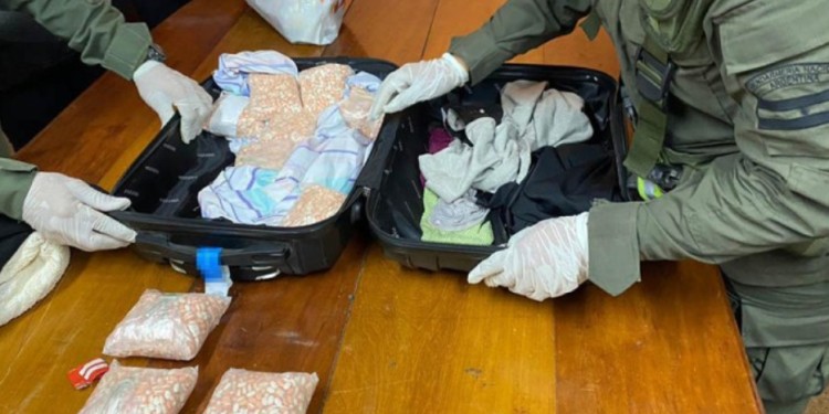 VALIJA NARCO. Bolsas con la droga sintética y crack, sustancias que habrían sido obtenidas por el misionero y su concubina de un dealer en Posadas.