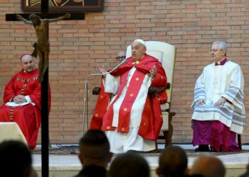 El papa Francisco “descansó bien toda la noche” y muestra una leve mejoría