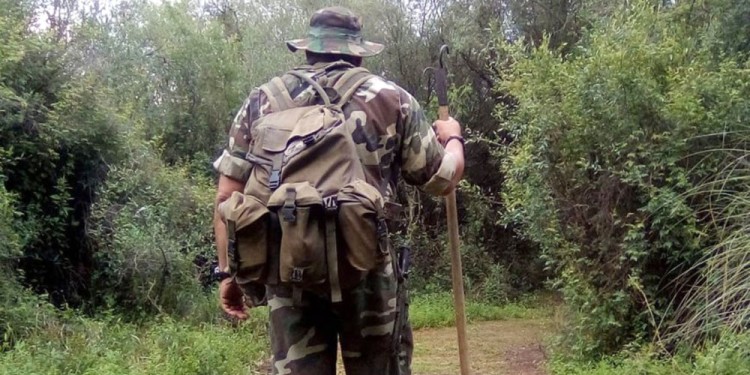 RIESGOS. En su tarea se encuentran con cazadores y pescadores furtivos, y ladrones de madera en el medio de la selva.
