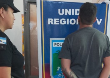 La amenazó de muerte, roció la casa con nafta, huyó y se entregó