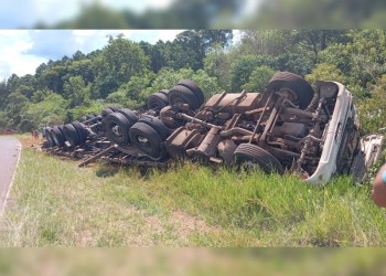 Camión volcó en Misiones y su conductor terminó hospitalizado