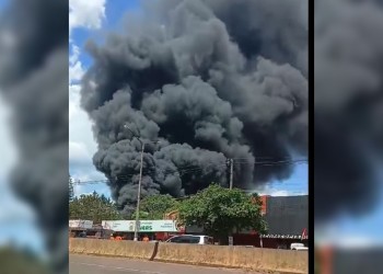 Voraz incendio en fábrica de resina en Encarnación: evacúan la zona ante riesgo de explosión