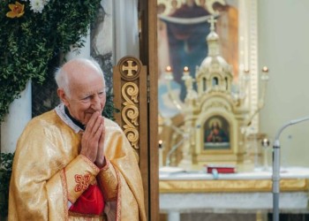 Fieles ucranios despiden al sacerdote Basilio Korol