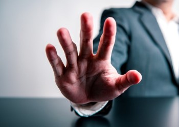 ¿Qué les pasa a quienes interrumpen constantemente a los demás?