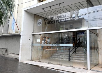 La pareja acusada de abusar de sus dos hijas de 9 y 10 años seguirá detenida