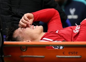 Lisandro Martínez salió lesionado y encendió las alarmas en la derrota del Manchester United