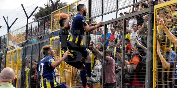POR EL SUEÑO. El Auriazul está a dos partidos del ascenso al Federal A.