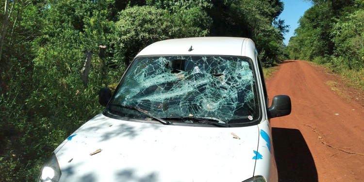 DESTROZOS. Cuando regresaron de hacer trabajos para remarcar los límites de la reserva, así hallaron el utilitario.