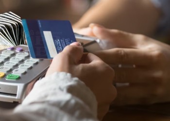 Los comercios podrán recibir desde el viernes pagos en dólares con tarjeta de débito y QR