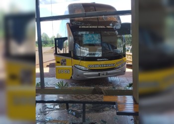 Un colectivo de media distancia chocó y reventó vidrios de la Terminal de Piray