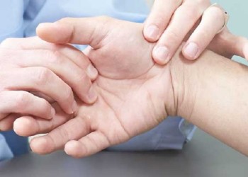 Una tendinitis cada vez más común podría vincularse a hábitos digitales: qué es el síndrome de De Quervain