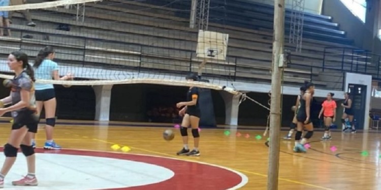 EN ACCIÓN. Las chicas entrenaron no solo a nivel físico, sino también técnico.