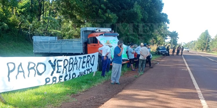 Productores yerbateros realizan un acampe por tiempo indeterminado al costado de la ruta 12, en Aristóbulo del Valle.