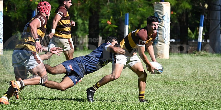 SE LA BANCA. Bautista Bianchi soporta el tackle rival y abre juego. Tacurú fue muy superior y liquidó ayer a CAPRI.