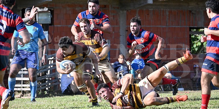 POSADAS. En un final de dientes apretados, Tacurú le ganó ayer como visitante a Centro de Cazadores por 31 a 27, en el marco de la tercera fecha del Torneo Integración de rugby.
El partido fue muy parejo, vibrante, emotivo y con desenlace incierto hasta el pitazo final del árbitro Leonel Sosa.
Desde el inicio fue palo y palo, con los dos proponiendo en campo rival y marcando puntos cada vez que pisaban las 25.
A los 6 se puso en ventaja la visita con el try del apertura David Letviñiuk, que encaró con decisión por el centro luego de una pelota sacada rápidamente de un scrum en cinco yardas.
Pero apenas cuatro minutos más tarde, Centro respondió de la misma manera, y tras un scrum ganado frente al ingoal rival, el octavo Tomás Silva fue el encargado de apoyar para igualar el marcador.
El juego se hizo intenso, con Tacurú intentando perforar a la defensa de Centro, que respondió muy bien y defendió su ingoal con un certero tackle.
Minutos más tarde, el “Cazador” dio vuelta el marcador con su clásica jugada. Iban 24 minutos cuando luego de una pelota bajada del line, se armó el maul que finalizó con el hooker Juan Cruz Palma apoyando el segundo ensayo local.
Tacurú sintió el golpe y lo fue a buscar, esta vez utilizando su clásico pasamano, que le dio muy buenos resultados, porque tanto a los 28 como a los 38 volvió a aparecer en escena Letviñiuk para apoyar dos nuevos tries y poner 21-12 arriba a la “Hormiga”.
Ya en el descuento, el fullback Kevin Soma anotó un penal para el “Azulgrana”, que cerró la primera etapa con la ventaja parcial de 21-15 a favor de los visitantes.Suspenso hasta el final
El segundo tiempo arrancó con todo y la vieja, pero siempre efectiva fórmula “cazadora”, volvió a hacer efecto. Iban tan solo dos minutos cuando Centro tuvo un line a favor que Matías Mauri ganó muy bien arriba, desde allí se inició el maul para que el pilar Diego Ramos apoyara un nuevo try y dejara nuevamente apretada la diferencia (21-20 a favor de la visita).
Pero Tacurú volvió a tomar ventaja a los 8 minutos con un penal de Letviñiuk, dentro de un contexto muy parejo que mostró a dos equipos decididos a buscar la victoria.
La “Hormiga” volvió a despegarse en el marcador, cuando luego de una pelota movida desde el fondo, se formó un ataque profundo donde Joaquín Polattini hizo valer su potencia para quebrar a la defensa rival y apoyar un nuevo try para la visita, que pasó arriba por once puntos.
Pero el “Cazador” no bajó los brazos y salió a vender cara su derrota. El apertura “Chacho” Rodríguez comenzó a manejar el partido y con kicks quirúrgicos fue metiendo a Tacurú contra su ingoal.
Con una de sus mejores armas, el scrum, Centro sacó ventaja y tras una pelota liberada desde ese fijo, el propio “Chacho” Rodríguez rompió por el centro para apoyar el try a los 29 y ponerle suspenso al final.
Lo tuvo Centro sobre el final con un nuevo intento de su apertura, que estuvo a nada de apoyar (la pelota quedó arriba), pero Tacurú aguantó y cerró a su favor un partido durísimo, que se jugó como el clásico que es, y regaló un gran espectáculo.