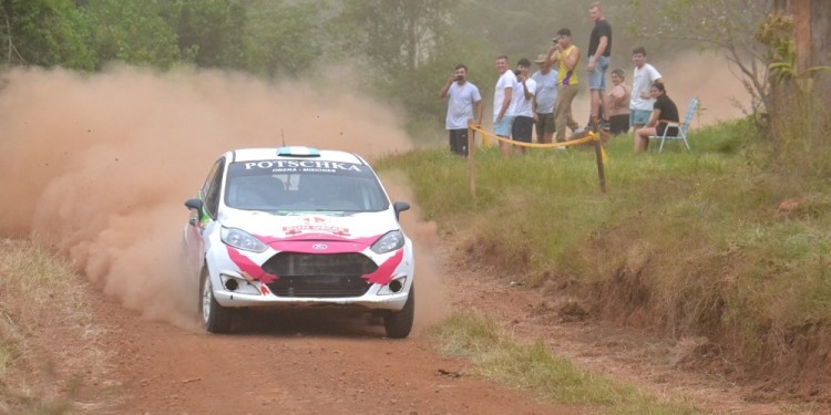 DUEÑOS DE CASA. Andrez y Kondratiuk aceleran ante el apoyo del público.