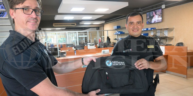 PRESENTES. Germán Spaciuk, de Administración, entregó los presentes.