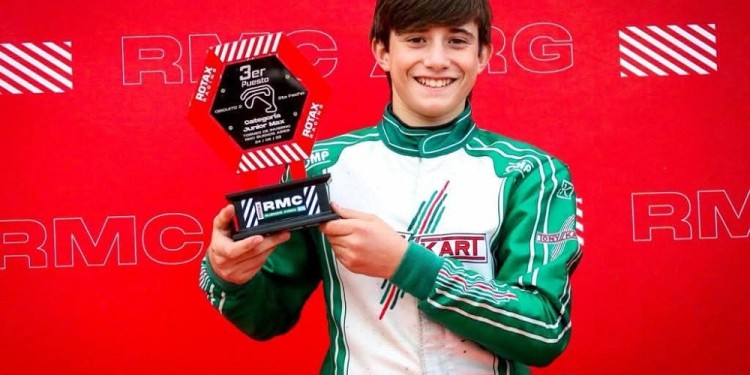 DESTACADO. Renato Longarzo Skanata con uno de los tantos premios que alcanzó dentro de la Rotax de karting.