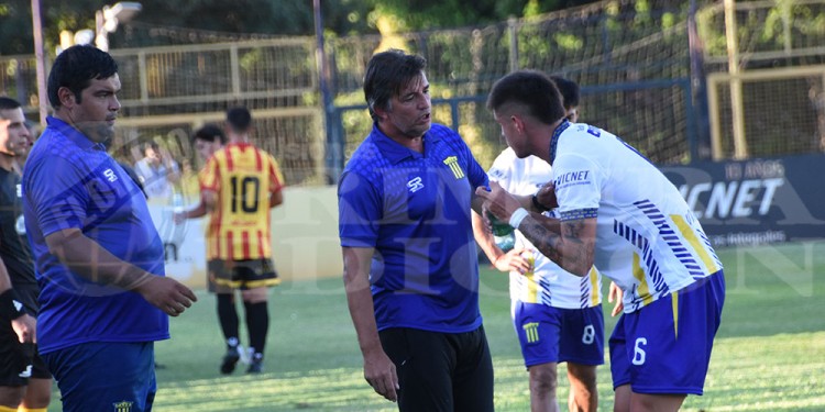 CON VARIANTES. Salinas tendrá que meter mano en el equipo ante la baja de Cáceres y la duda de Valsángiacomo.