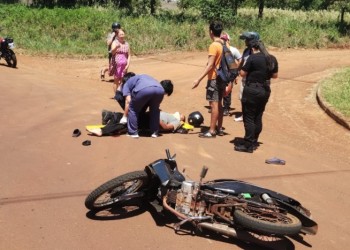 Choque entre motocicletas: un conductor se dio a la fuga, el otro está en terapia intensiva