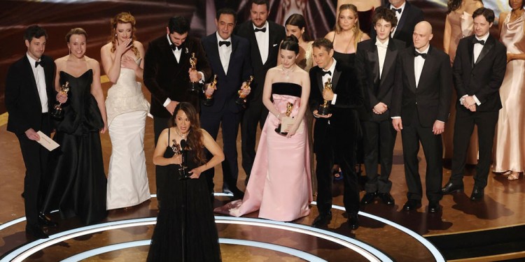 La productoraSamantha Quan recibe el Oscar por Mejor Película por "Anora" REUTERS/Carlos Barria