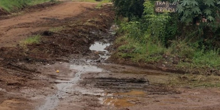 PEOR EL REMEDIO... Los vecinos de Santa Clara 1 no ocultaron su disgusto por las tareas realizadas por los operarios municipales.