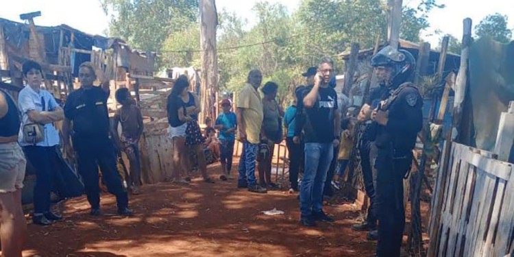CONMOCIÓN. Vecinos y las autoridades que acudieron al lugar de la tragedia en el barrio Alberto Fernández.