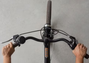 Se clavó el manubrio de la bici en el estómago y murió