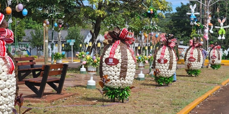 IMPECABLES. Los adornos para Pascua ya lucen en gran parte de Capioví./ Gentileza Capioví en Fotos