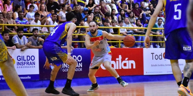 NO ALCANZÓ. Zandomeni (9) fue el máximo anotador del Azurro, con 17 puntos.