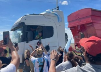 Marcos Di Palma llevó a Bahía Blanca más de diez camiones cargados con donaciones