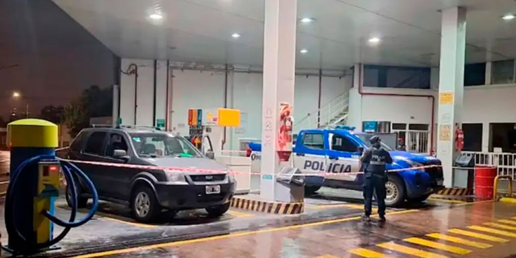 ESCENA. El hecho comenzó con una discusión con un playero por 10 mil pesos y luego llegó la Policía.