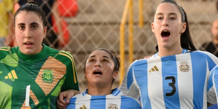 ORGULLO. Ceci, ayer, y el himno nacional. La misionera va por todo junto al team.