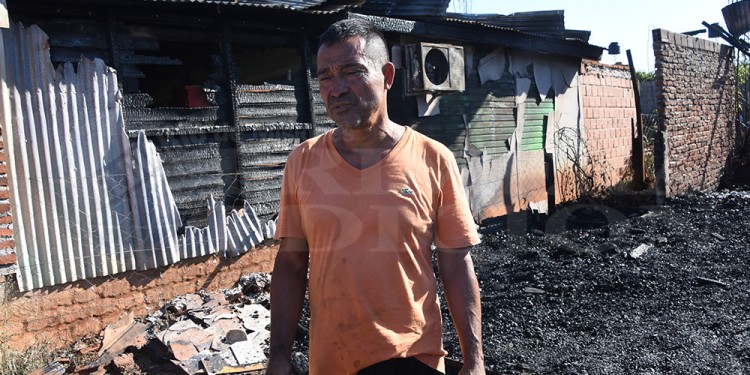 ANGUSTIA E IMPOTENCIA. Mario Pereyra y a sus espaldas los daños en la casa de sus vecinos, pero en el piso de lo que era la suya ahora reducida a cenizas.