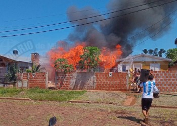 Incendio en Itaembé Guazú consumió totalmente una casa y dañó parcialmente otras dos