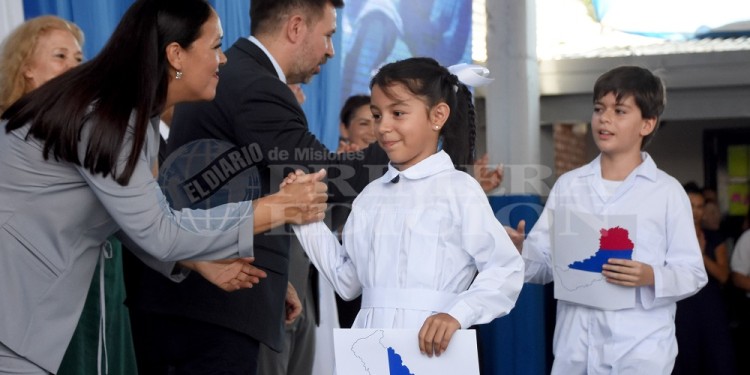 IMPECABLES. Los alumnos Renata Álvarez y Gabriel Valenzuela brindaron su mensaje en la apertura del ciclo.
