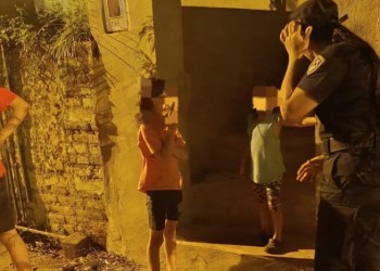 Rescataron a tres niños que se quedaron solos en su precario hogar