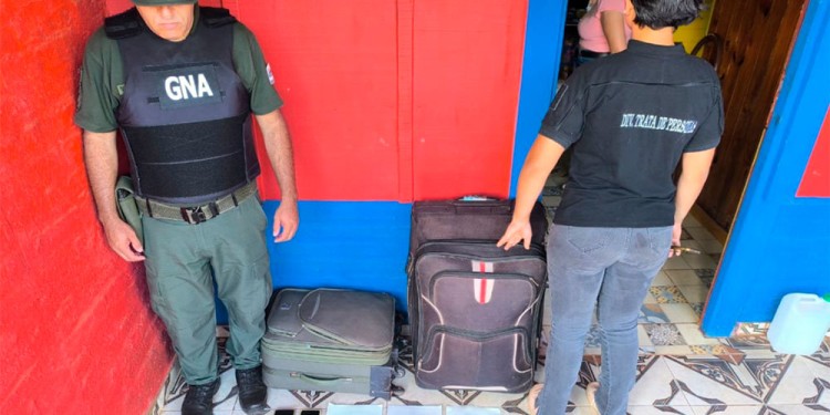 PRUEBAS. Celulares, ropa y anotaciones entre los elementos secuestrados.