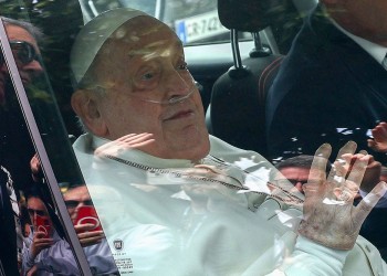 El médico que trató al papa Francisco afirmó que “hubo que elegir entre dejarlo ir o probar con todo”