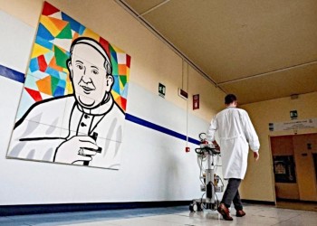 El papa Francisco arrancó su jornada “estable” y realizó algunas tareas laborales