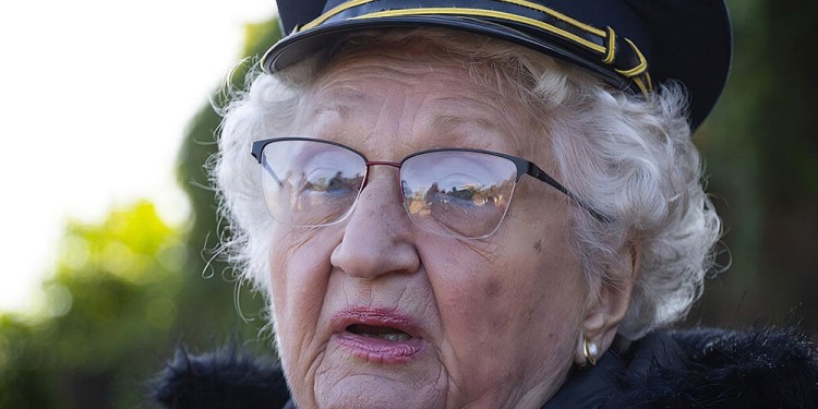EMOCIONADA. En el aniversario 167 de la Policía de Misiones, recibió un homenaje como la pionera en la fuerza.