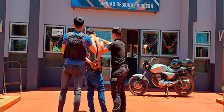 EN MOTO ROBADA. En esta Honda Titán se movilizaba el sospechoso, a quien le adjudican numerosos asaltos.