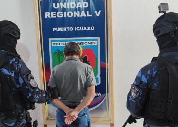 Le pidió que se retire al inquilino y éste la amenazó con un arma de fuego