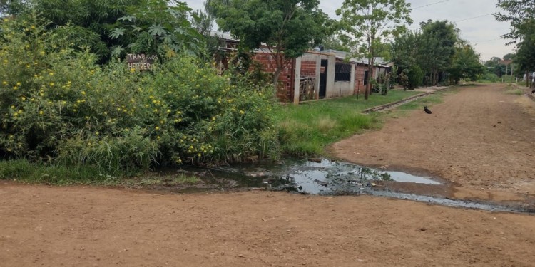COMPLICADO. Calles con aguas servidas, malezas, una postal que se repite en varios puntos del barrio Santa Clara 1 de Garupá. Los habitantes del lugar afirman que la situación se está volviendo cada vez más compleja.