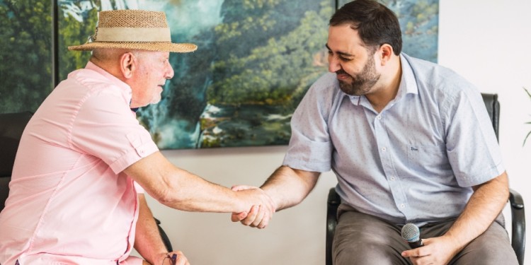 SUEÑO CUMPLIDO. El empresario Miguel Gartner y el intendente Matías Sebely tras el acuerdo que permitirá contar con el centro.