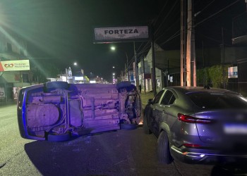 Conductor impactó contra un auto estacionado y volcó sobre av Uruguay