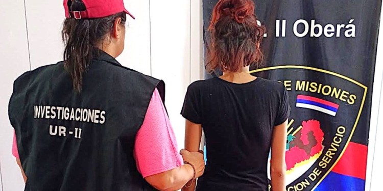 BAJO SOSPECHA. La joven arrestada ayer y que se cree presenció el ataque sexual y que hasta lo habría filmado.