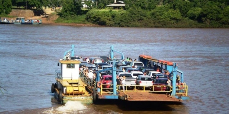 EXPECTATIVAS. El puente es un viejo anhelo que busca concretarse. Por ahora solo la balsa une ambas orillas.